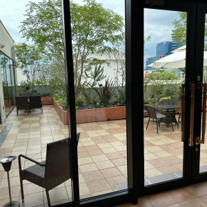 ロビーの外で過ごせるスペース|761978さんのル・センティフォーリア大阪(クラウディアホールディングスグループ)の写真(2510472)