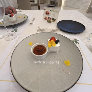 デザートのケーキとクレームブリュレ
