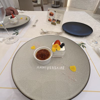 デザートのケーキとクレームブリュレ