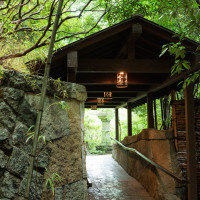 外からチャペルに向かう道