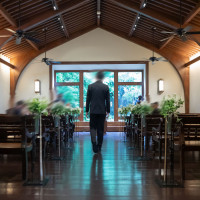 チャペル新郎入場の写真