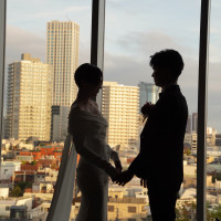 窓から見える大都会の景色と逆光によるシルエットがお洒落でした