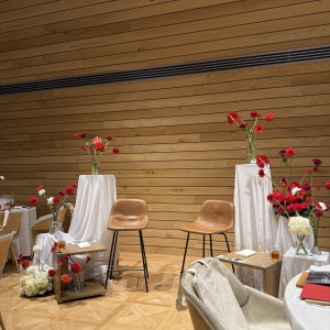 ハイチェアと色味を統一した装花で世界観を演出しました。|762171さんのCentral Terrace TOKYO(セントラル テラス トーキョー)の写真(2587420)