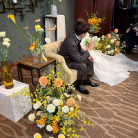 夏の結婚式だったため、ビタミンカラーで高砂をコーディネート