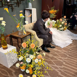 夏の結婚式だったため、ビタミンカラーで高砂をコーディネート|762200さんのアルモニーソルーナ表参道/テイクアンドギヴ・ニーズウェディングの写真(2494958)