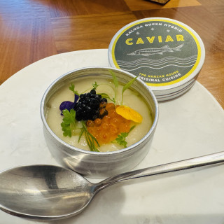 キャビア缶の中に前菜が入っているのがかわいい