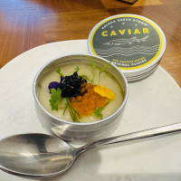 キャビア缶の中に前菜が入っているのがかわいい