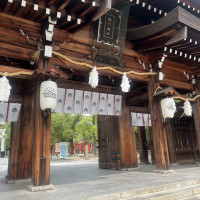 参道入り口から、新郎新婦を先頭に参列者が本殿に向かいます