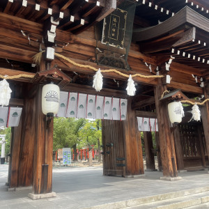 参道入り口から、新郎新婦を先頭に参列者が本殿に向かいます|762232さんの湊川神社 楠公会館の写真(2535668)