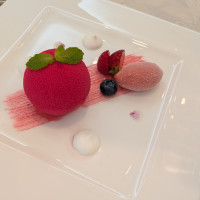 フュージョン料理。フランボワーズムースの球体仕立て