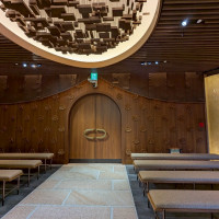 杜乃宮の入り口の壁は椿山荘らしく椿の彫刻でいっぱいでした
