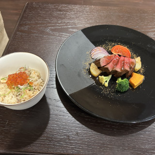 メインディッシュのフィレ肉ロースト・鮭いくらご飯