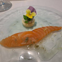 前菜(魚料理)のノルウェー産サーモンスモーク