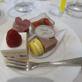 ショートケーキ、マカロン、タルト、ムースなど