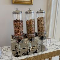 お昼時の為、ロビーにポップコーンやナッツをつまめるものを