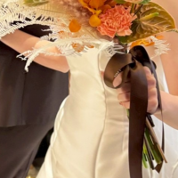 ブーケとウェディングドレス