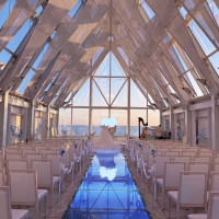 海や夕日ととてもマッチした雰囲気のチャペルです。