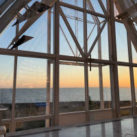 天気に恵まれると夕日がとても映える空間になります。