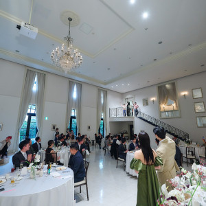 白が基調の披露宴会場|762420さんのAQUA GARDEN TERRACE（アクアガーデンテラス）/テイクアンドギヴ・ニーズウェディングの写真(2494921)