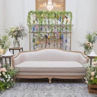 通常プランプラスソファと花の装飾を追加