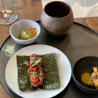 前菜の料理　海苔巻きとお蕎麦が美味しかった