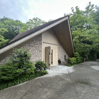 三角のチャペルの外観