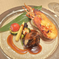前菜、スープ、メイン2種類を頂きました。