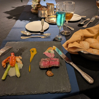 お肉、お魚料理です。少し食べてしまいました。