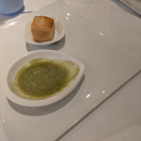 ソースをパンに付けて