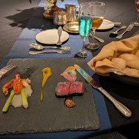 お肉、お魚料理です。少し食べてしまいました。