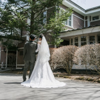 ホテル前でのカメラマンによる式前撮影