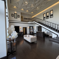 ロビー。とても広くウェルカムスペース飾りがあります。