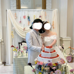ケーキ周りにの装花はオプションでつけました|762707さんのアーカンジェル迎賓館（仙台）/テイクアンドギヴ・ニーズウェディングの写真(2496876)