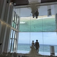 眼前にはエメラルドグリーンの海！！