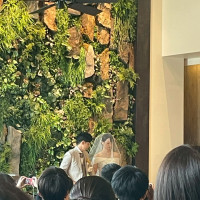 チャペルと新郎新婦です。