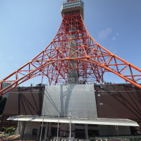 東京タワーを真下から見上げることができます。