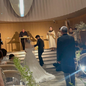 階段を上がるシーン|763059さんのノートルダム横浜みなとみらい/FIVESTAR WEDDINGの写真(2498449)