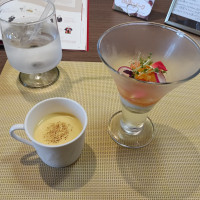 試食会前菜。パフェ風の冷菜が珍しい。