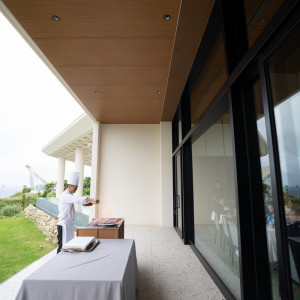 会場併設のテラス|763117さんのサザンチャペル／KIRANAH RESORT（キラナリゾート）沖縄の写真(2498690)
