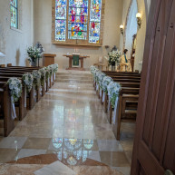 床の大理石にステンドグラスが映り込むようになっています