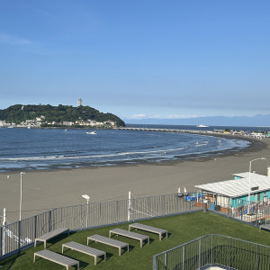 手前のベンチのある場所がガーデン挙式の場所です。海の目の前！|763187さんのHOTEL AO KAMAKURA（ホテル 青 鎌倉）の写真(2498854)