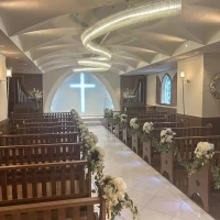 こじんまりとしたシンプルなチャペル