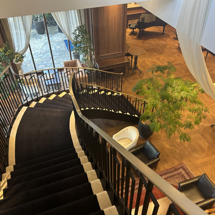 挙式から披露宴会場につづく階段