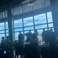 披露宴会場は窓が大きくて開放感あり、天気が良いと素敵です