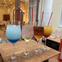 カクテルは色々な種類があります。写真映えするような色合いです