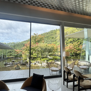 ロビーからの中庭風景|763264さんの京都 北山モノリス(KYOTO KITAYAMA MONOLITH)の写真(2610346)