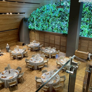 階段上からみた披露宴会場