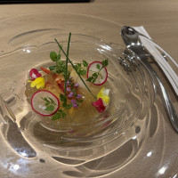 オマール海老とホタテの上に、ジュレがかかっているお料理です