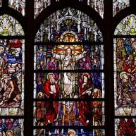 チャペルほステンドグラスです。自然光が入り美しいです。