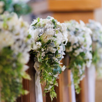 チャペルの席横の装花です